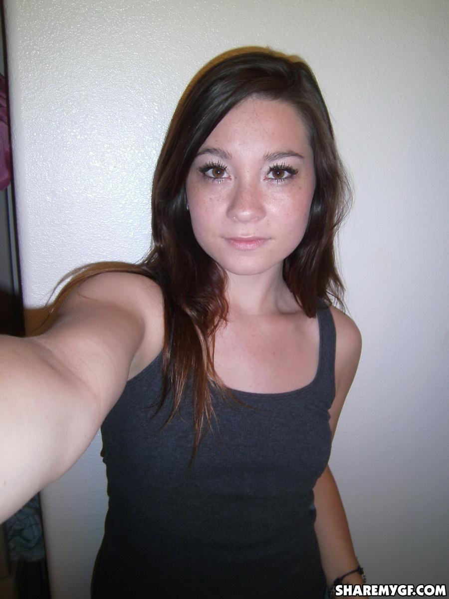 Une jeune femme brune prend des selfies de ses seins et de son cul.
 #60794140