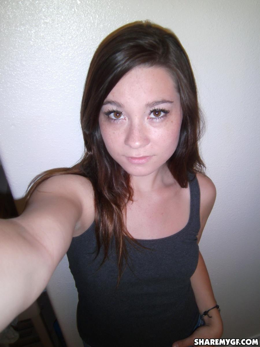 Une jeune femme brune prend des selfies de ses seins et de son cul.
 #60794163