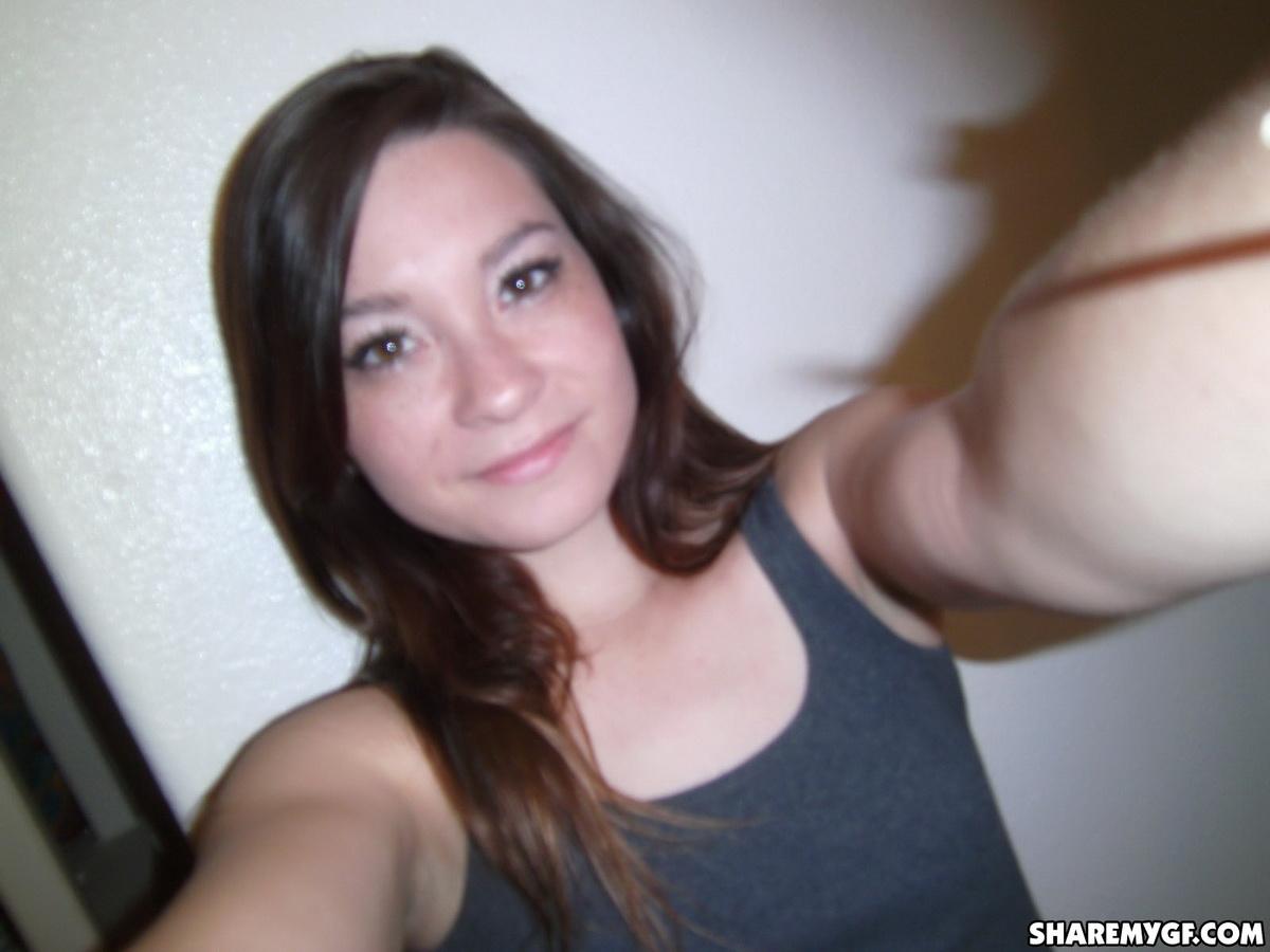 La studentessa bruna calda si fa dei selfies delle sue tette vivaci e del suo culo rotondo
 #60794177