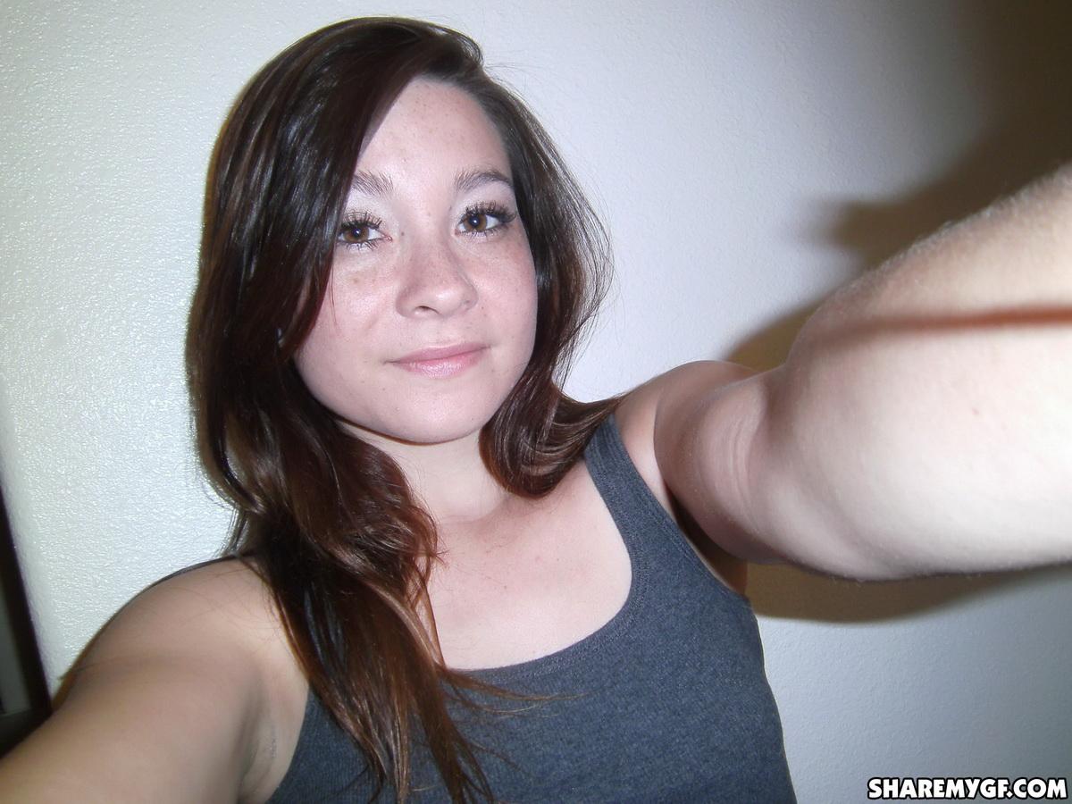 Une jeune femme brune prend des selfies de ses seins et de son cul.
 #60794193