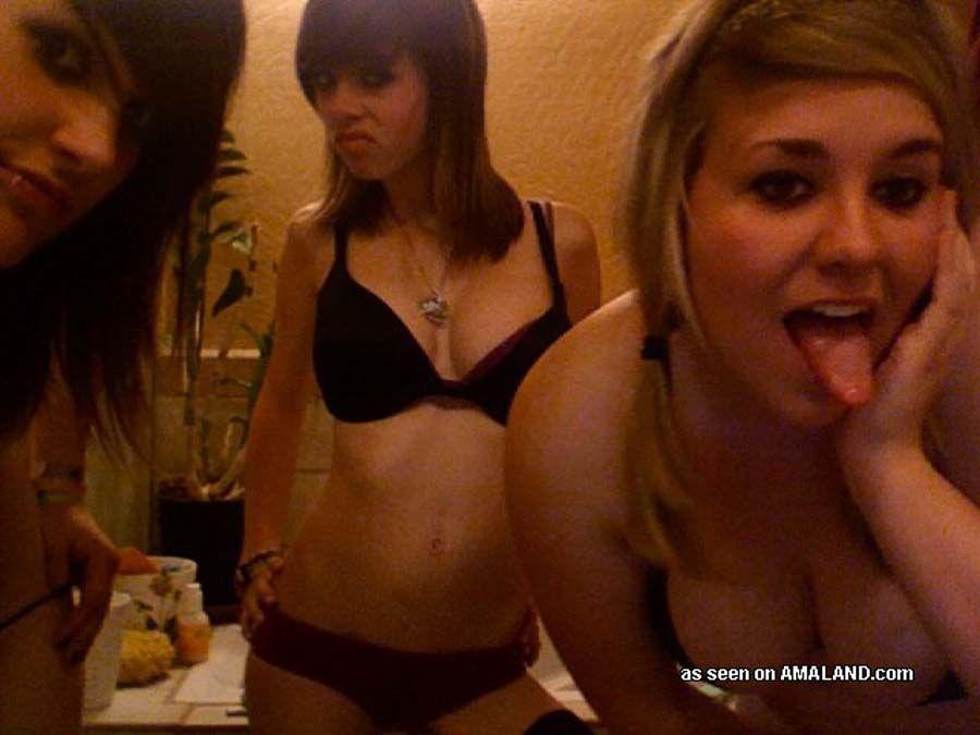 Immagini di amiche sexy che vanno lesbiche
 #60652090