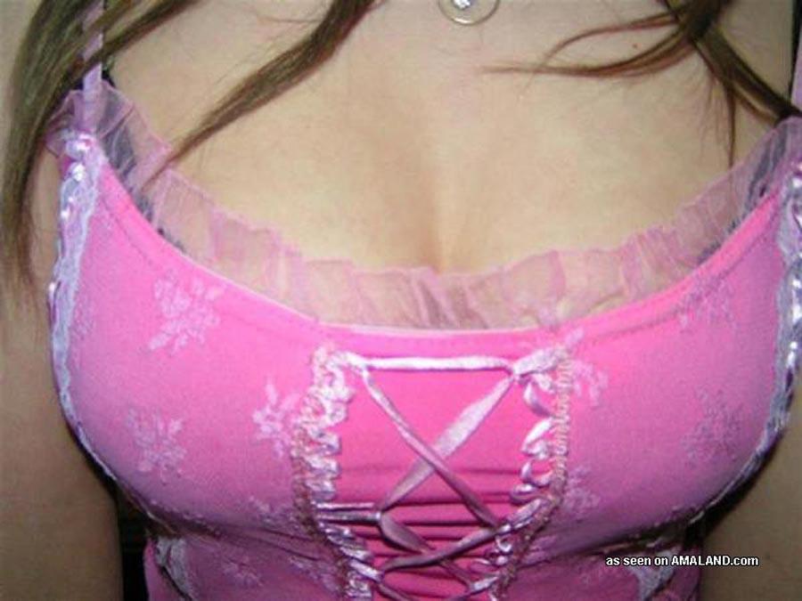 Une jeune femme amateur brune présente sa lingerie transparente.
 #60664633