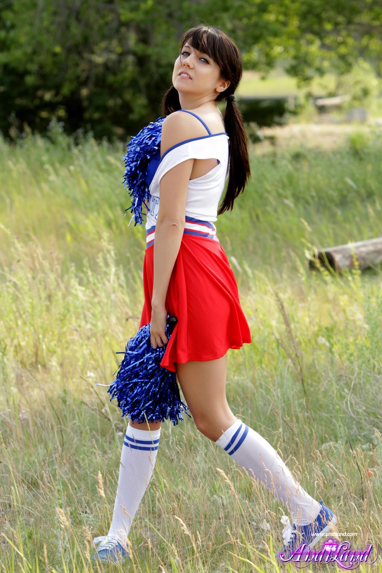 L'adorabile ragazza andi mostra la sua figa stretta e le sue tette vivaci mentre fa la cheerleader
 #53140197