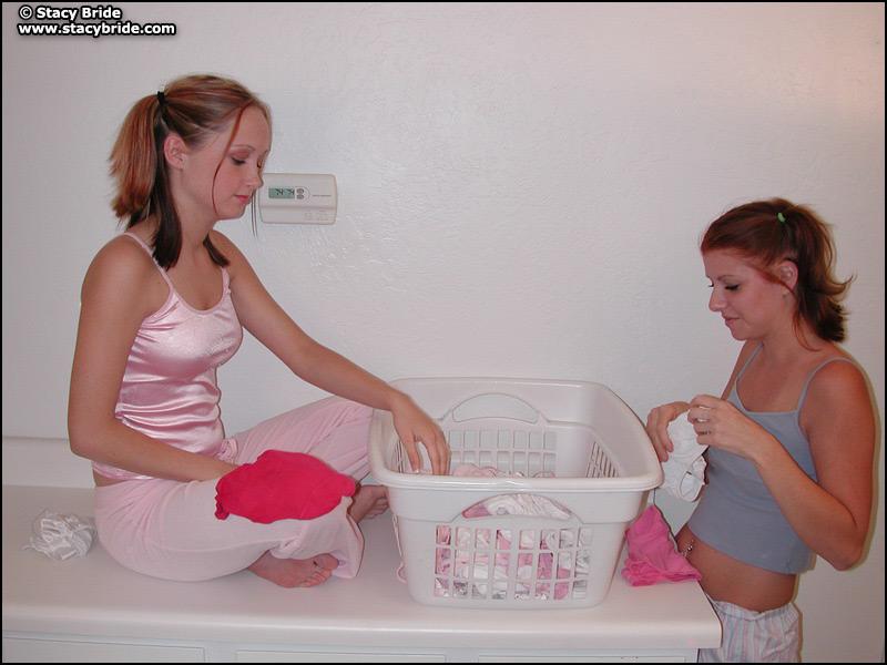 Bilder von zwei Studentinnen, die ihre Wäsche waschen
 #60007292