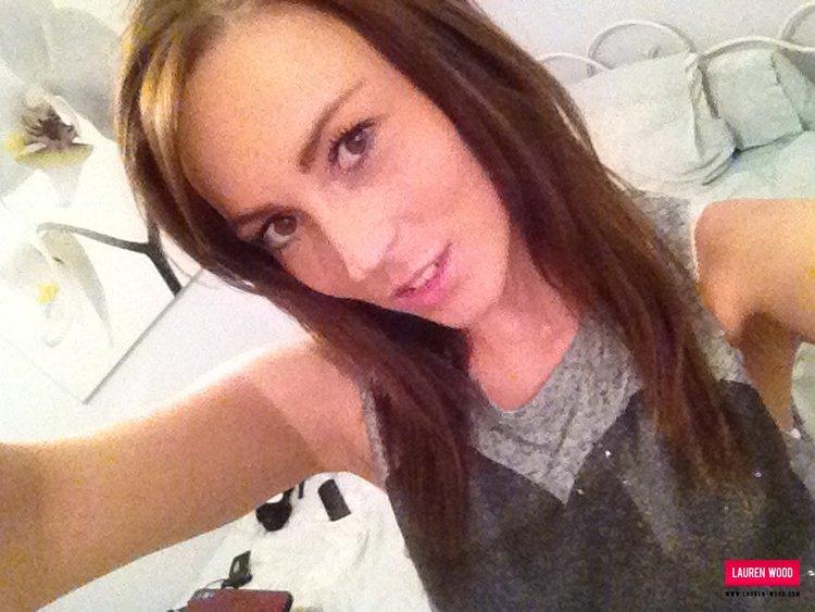 Lauren strippt ihr Top und ihren gerüschten weißen BH, um dir ihre Brüste zu zeigen
 #58856062