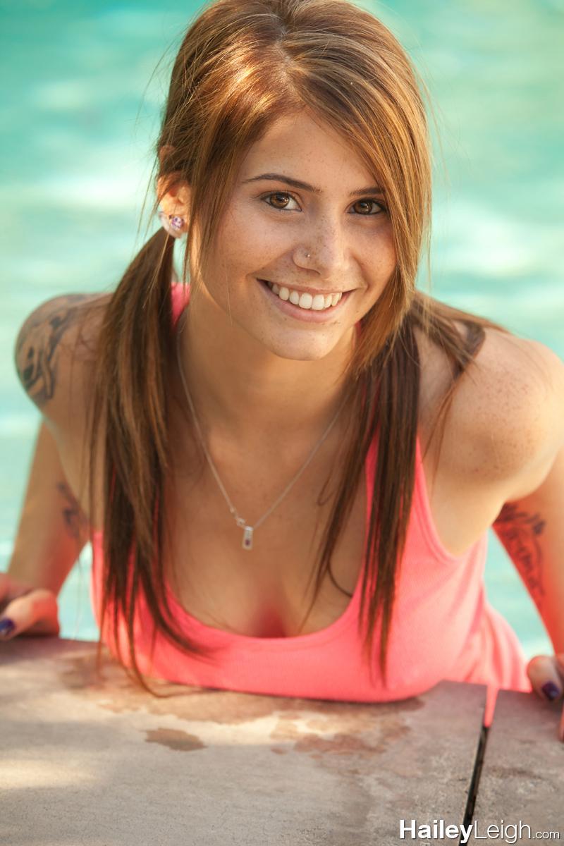 ヘイリーリーの写真は、プールで彼女のピンクのタンクトップの脱ぎ捨て
 #54604166