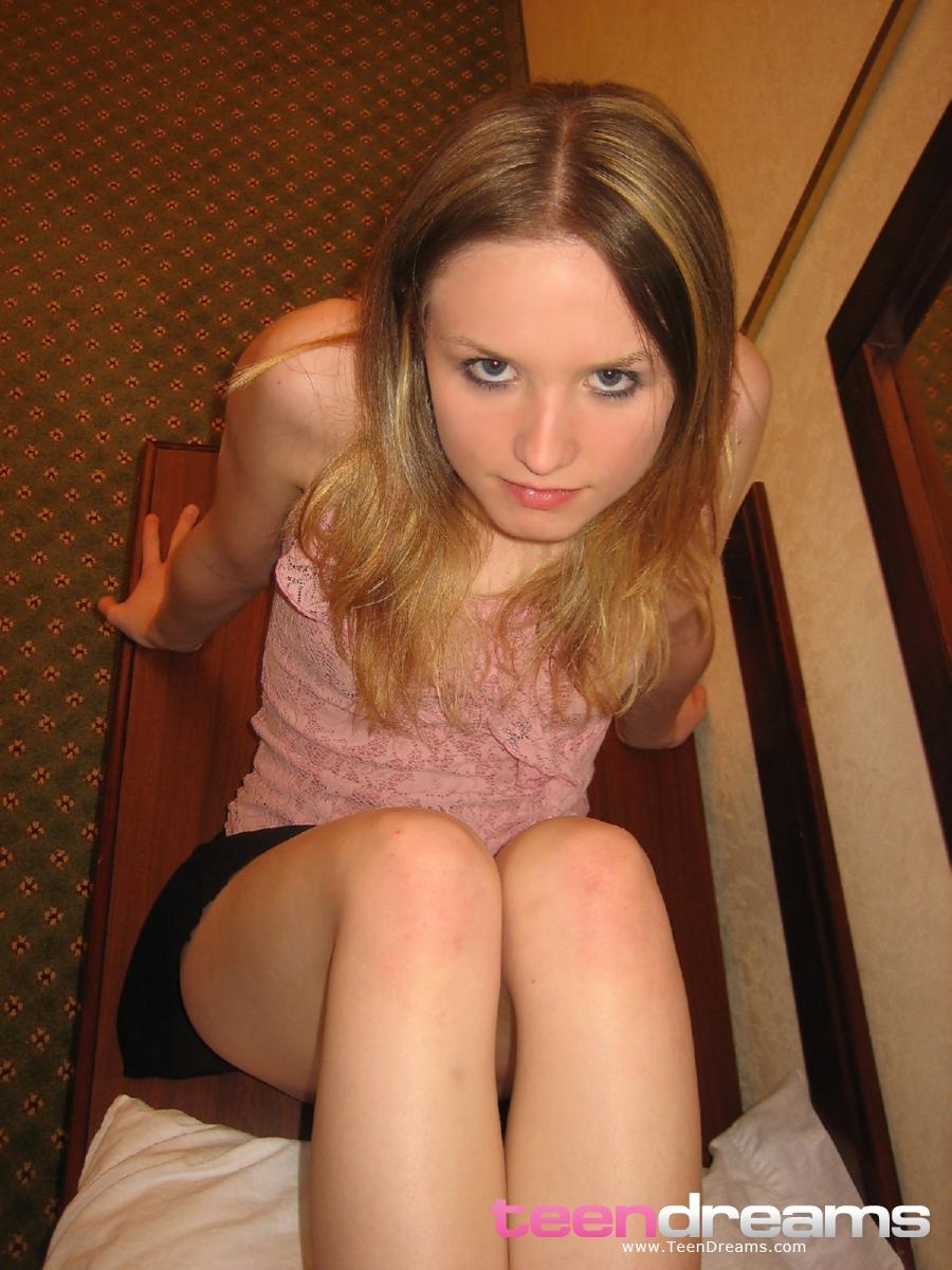 Jeune sexy kitty kim se déshabille pour vous dans une chambre d'hôtel
 #58760471