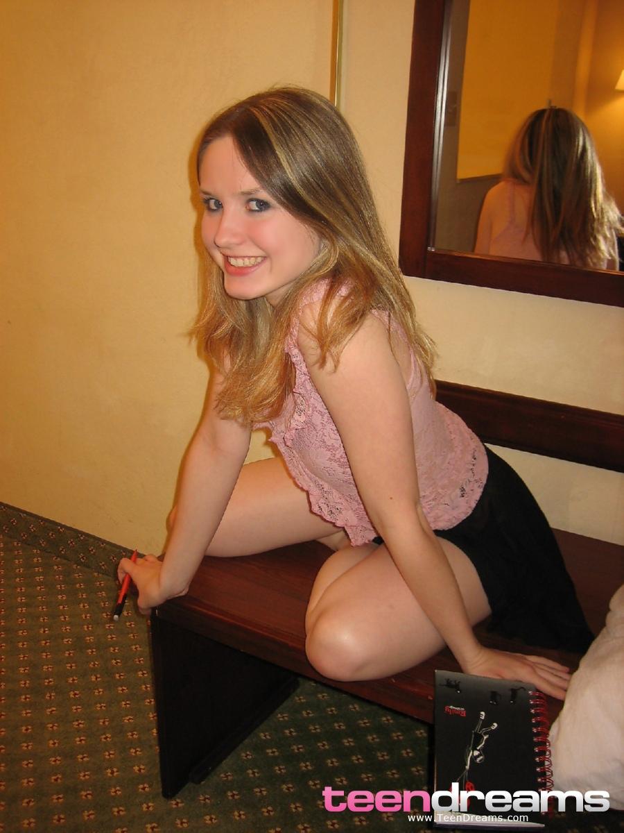 Jeune sexy kitty kim se déshabille pour vous dans une chambre d'hôtel
 #58760513