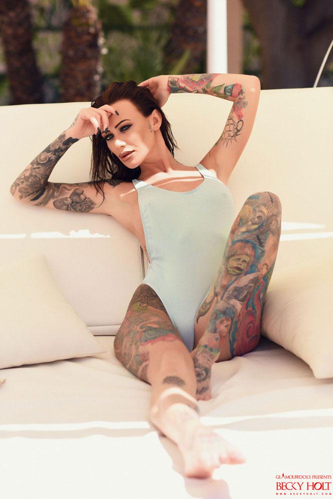 La sexy becky holt muestra su hermoso cuerpo tatuado
 #53419475