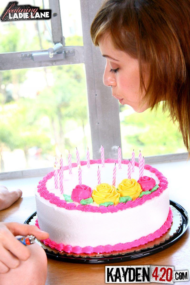 Bilder von teen nympho kayden 420 feiert ihren Geburtstag im Stil
 #58164403