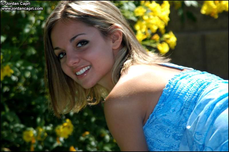 ティーンモデルのJordan Capriが外で可愛くしている写真
 #55607483