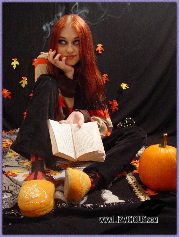 Liz bedeckt mit Herbstblättern
 #59037398