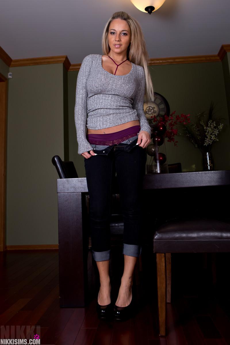 ホットな女、Nikki Simsがグレーのセーターを着ている。
 #59785824