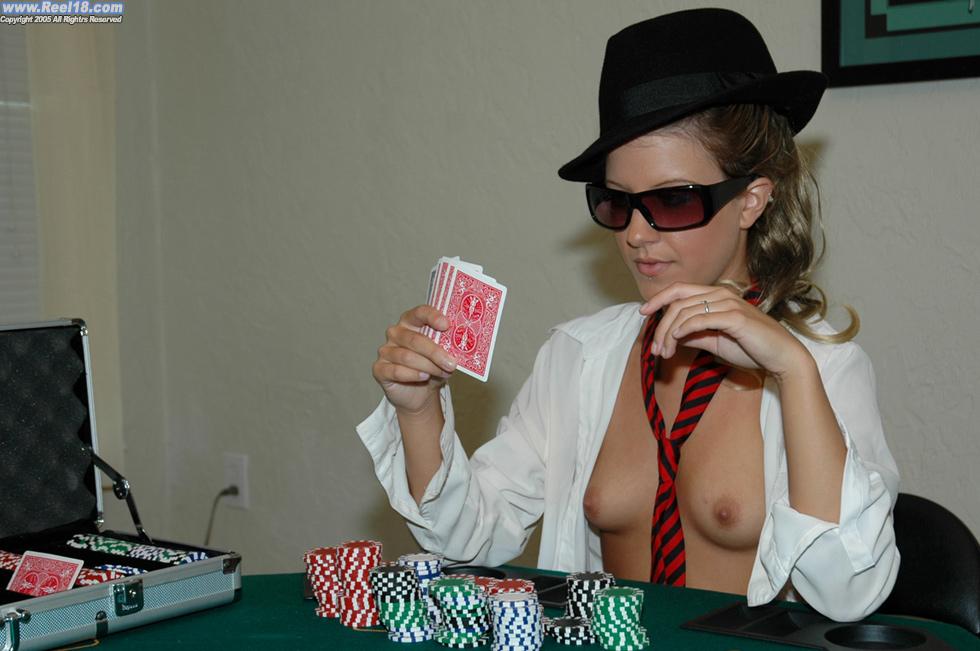 Fotos de una universitaria caliente jugando al strip poker
 #60780888