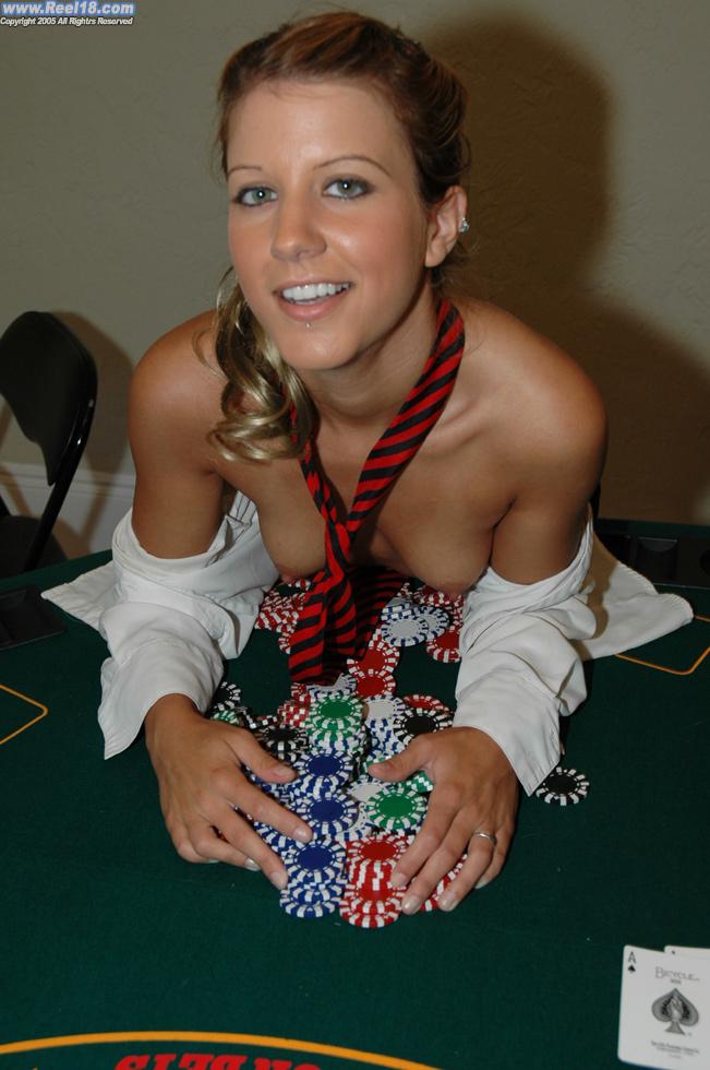 Bilder von einer heißen Studentin, die Strip-Poker spielt
 #60781050