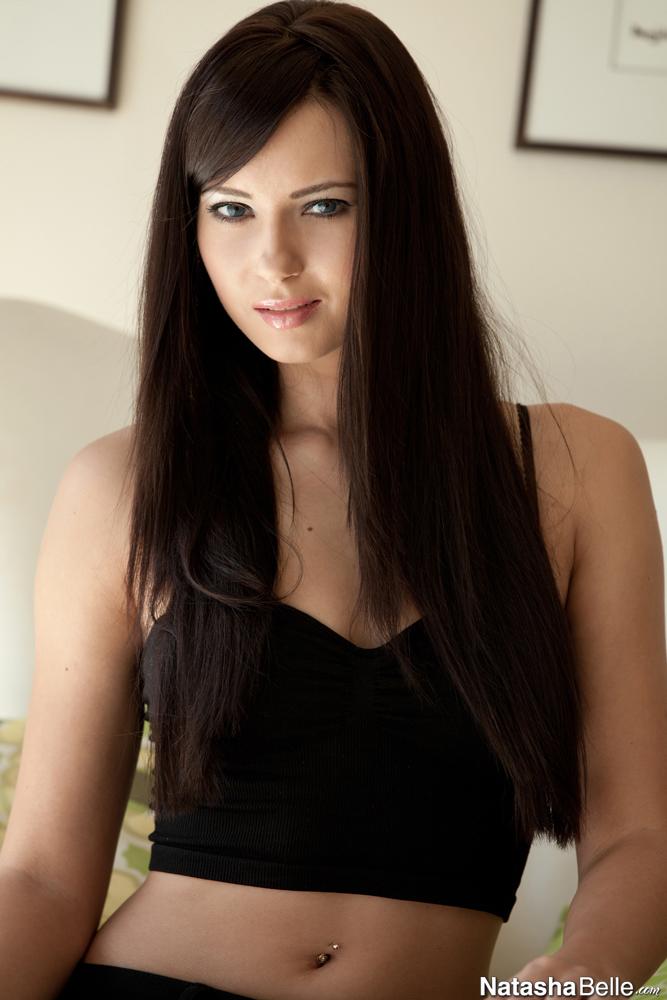 Natasha belle posando en un sillón de cuero blanco con un sexy conjunto negro
 #59697956