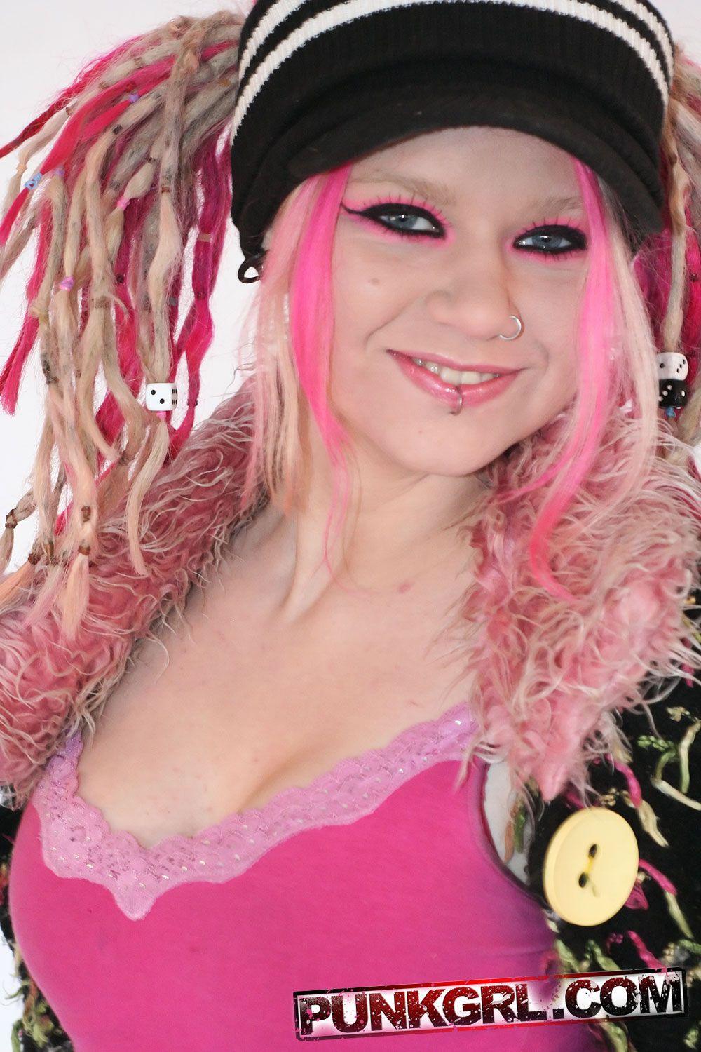 Bilder von teen punk twinkle zeigt ihre titties
 #60761430