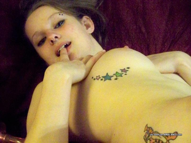 Une nana tatouée et percée s'amusant avec son petit ami
 #60638827