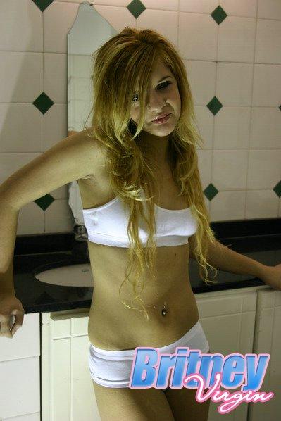 Photos de britney virgin teasing dans la salle de bain
 #53533364