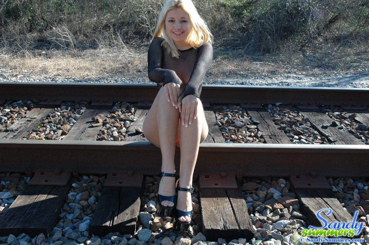 Fotos de sandy summers exponiendose en una via de tren
 #59905741