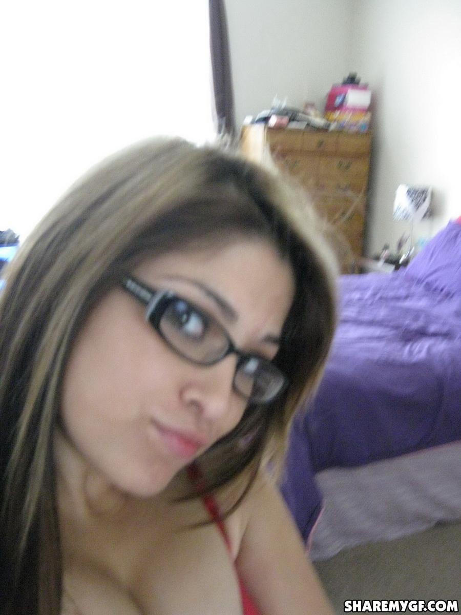 La studentessa sexy con gli occhiali si fa dei selfies del suo corpo caldo in camera da letto
 #60795693