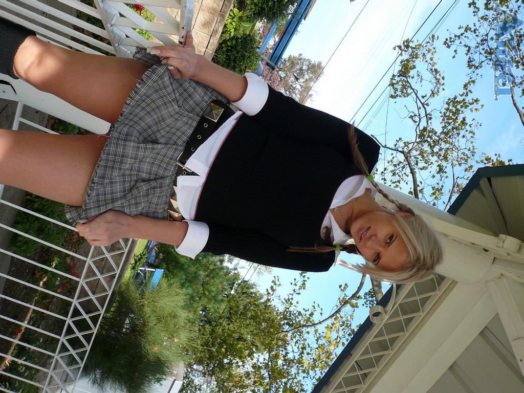 Bilder von ann angel blinkt wie ein Schulmädchen auf dem Spielplatz
 #53220120