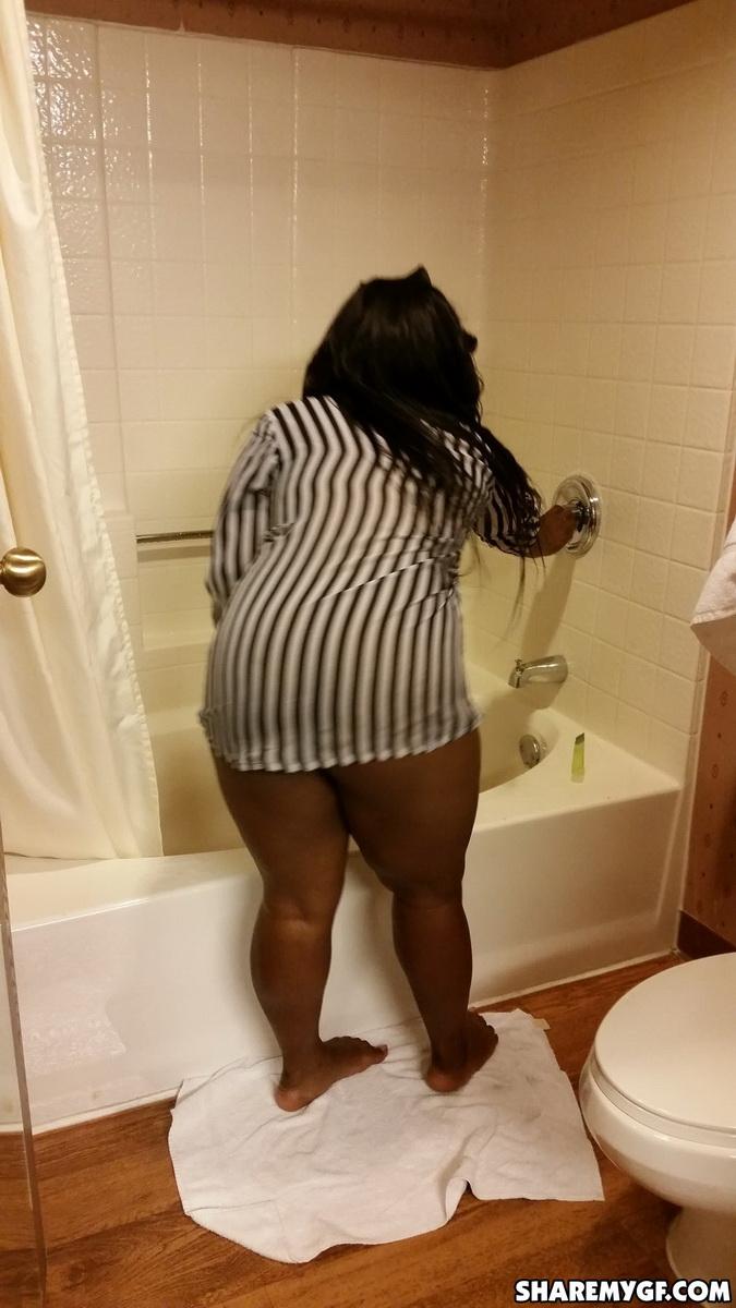 Novia negra gordita se ducha mientras su exnovio nos hace fotos
 #60270554