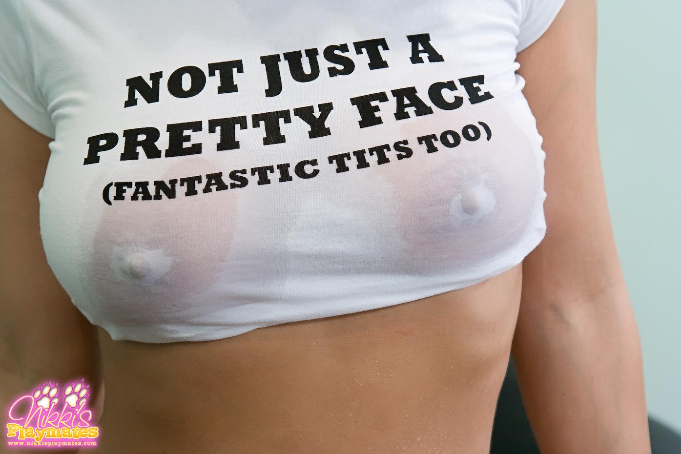 Bilder von Teenie-Porno-Mädchen Nikki Sims zeigt ihre Titten in einem nassen Shirt
 #59793348