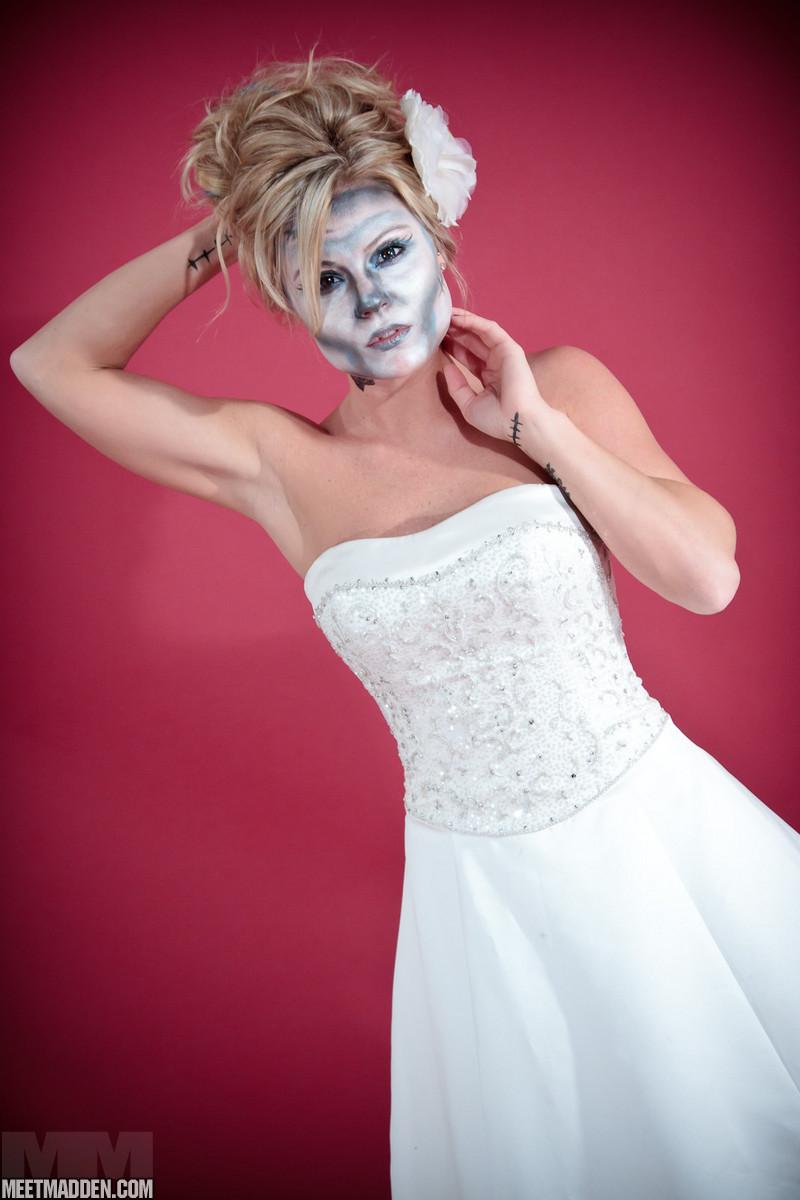 セクシーな死体の花嫁としてドレスアップミートマデンの写真
 #59453065