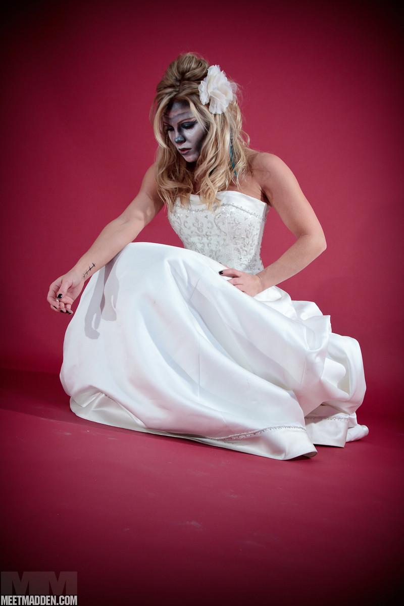 セクシーな死体の花嫁としてドレスアップミートマデンの写真
 #59453079