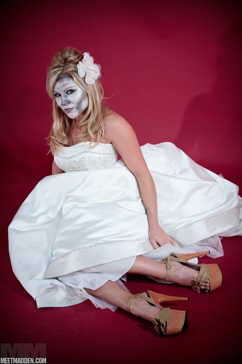 セクシーな死体の花嫁としてドレスアップミートマデンの写真
 #59453087