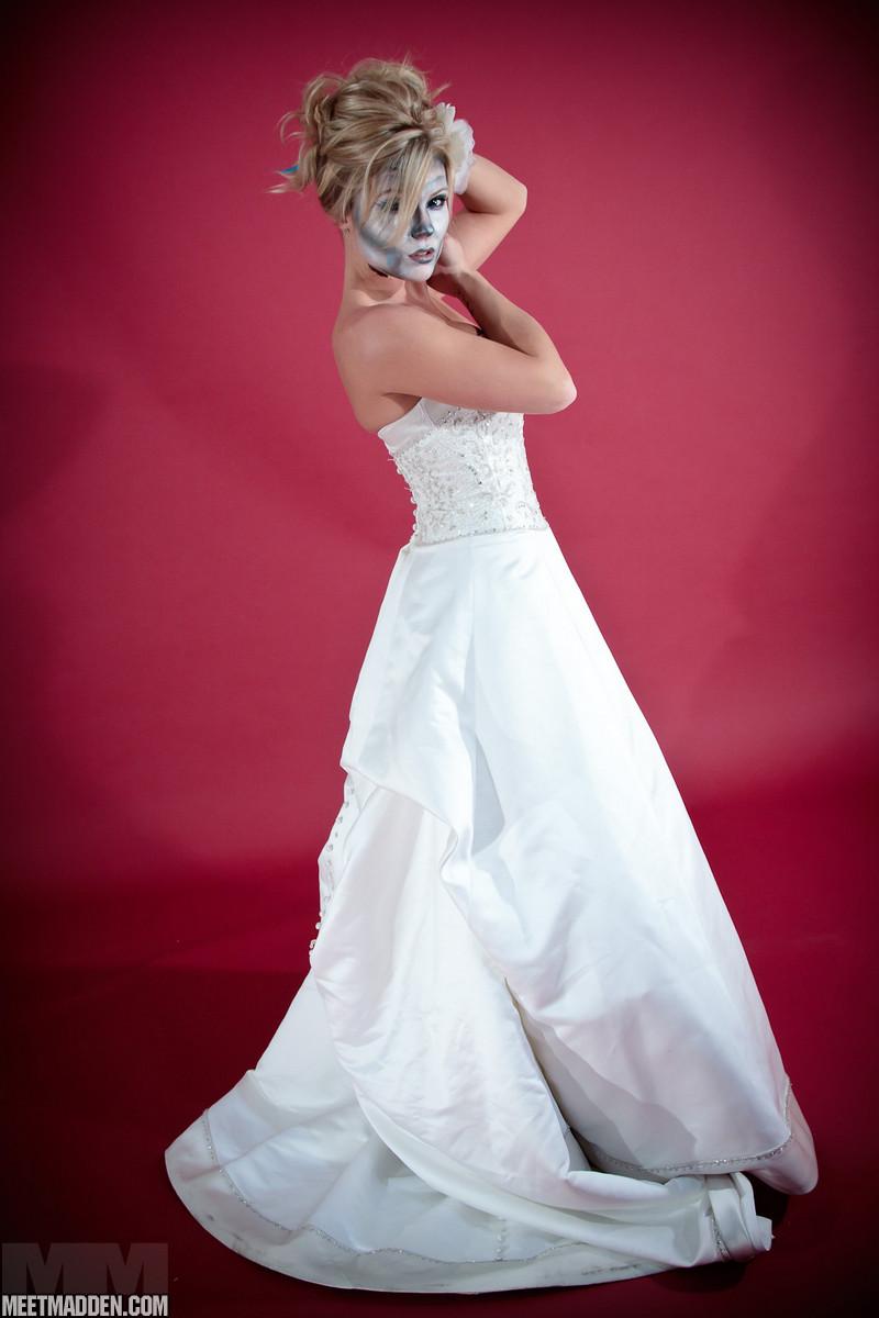 セクシーな死体の花嫁としてドレスアップミートマデンの写真
 #59453095