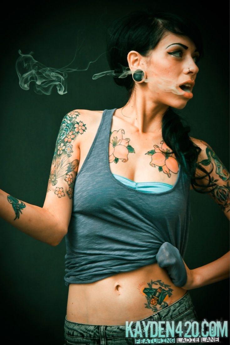 Fotos de kayden 420 haciendo un striptease con un cigarrillo
 #58164578