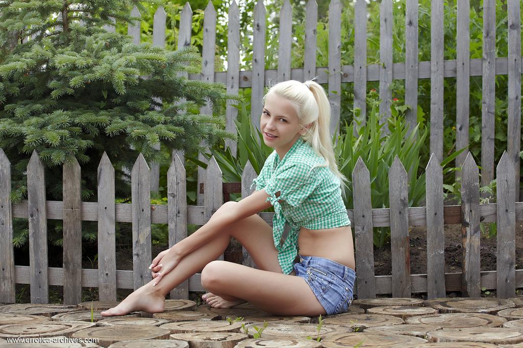 L'adorable jeune blonde Leonie se sent excitée en arrosant son jardin.
 #60148355