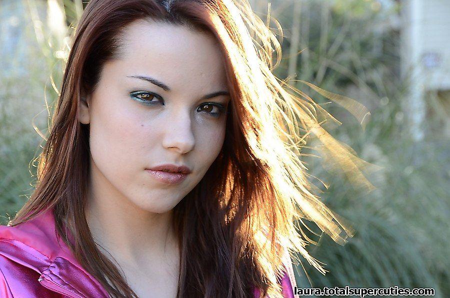 Bilder von Teenager-Modell Lora zeigt ihren heißen Arsch
 #60885636