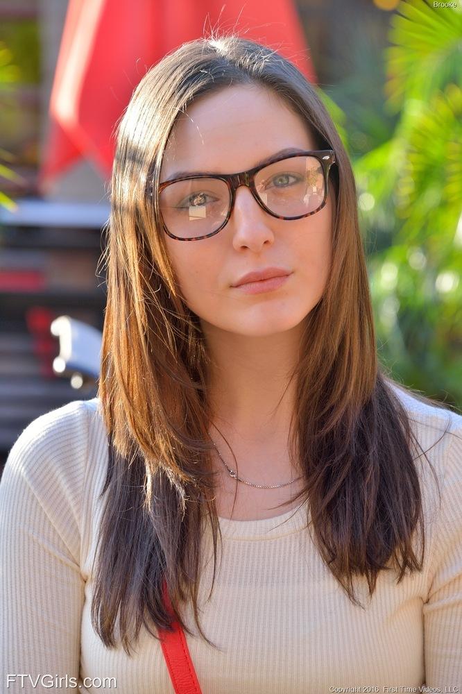Brooke, jeune femme sexy, devient coquine pour vous dans "derrière des lunettes".
 #53550826