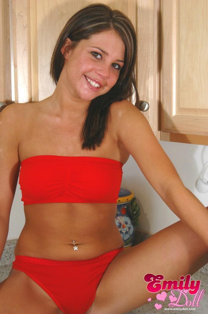 Emily oben auf dem Küchentisch in roter Unterwäsche
 #54225307