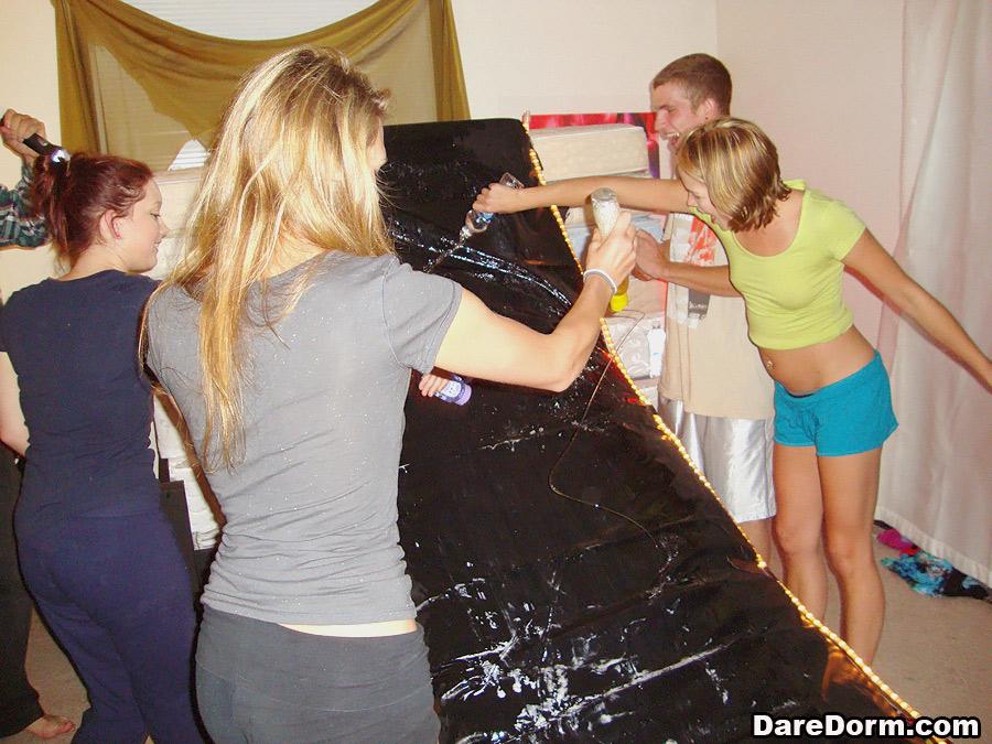 Heiße College-Mädchen haben Spaß auf einer Schlafsaal-Party
 #60334030