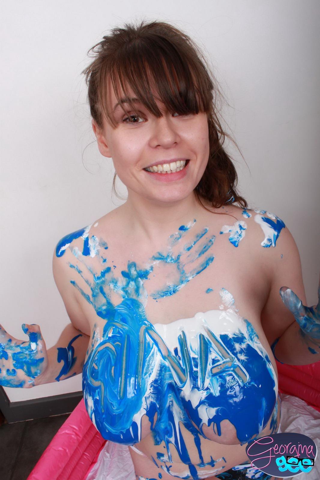 La chica con curvas georgina gee ensucia sus enormes tetas con pintura azul
 #54474077