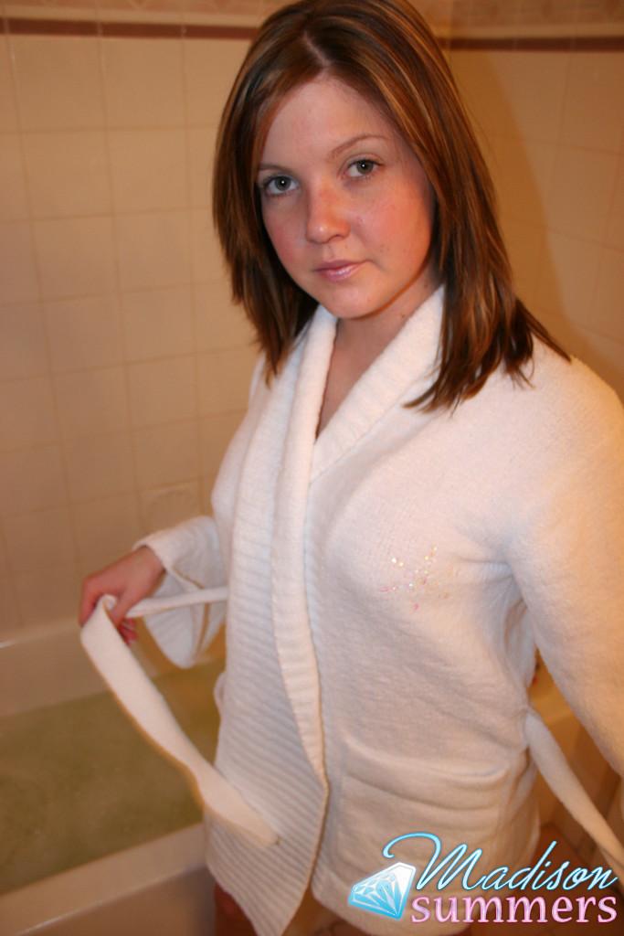 Pictures of teen model Madison Summers waiting for you in the bath tub #59165428