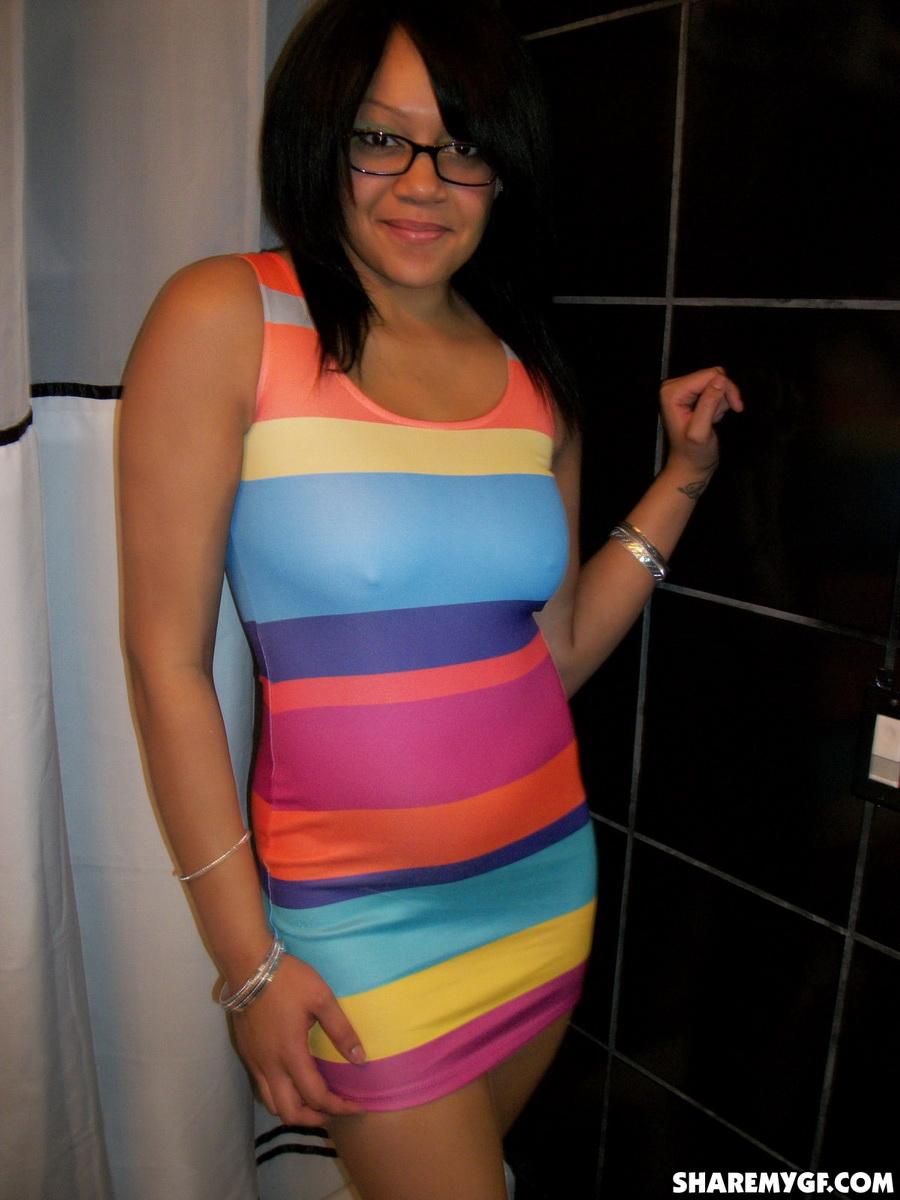 Une petite amie noire mignonne exhibe ses gros seins dans la salle de bain.
 #60792262