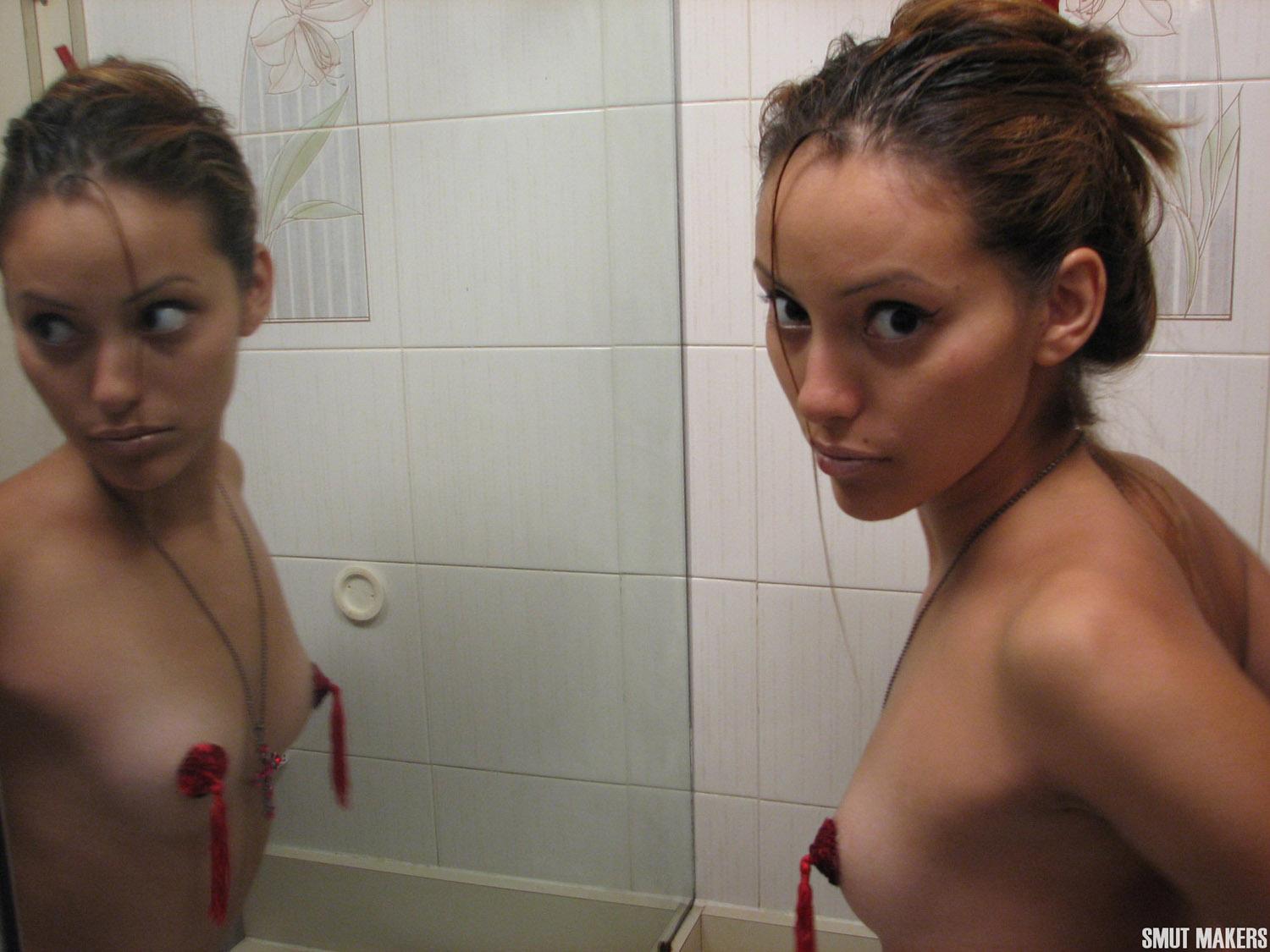 La ragazza latina elina si mette dei copricapo e si stuzzica davanti allo specchio
 #54150861