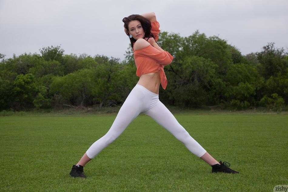 Brunette coed Kelly Lamprin teases in her yoga pants outside #60941477