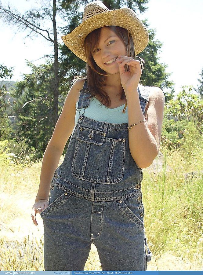 Bilder von teen hottie josie model getting hot on the farm
 #55679001