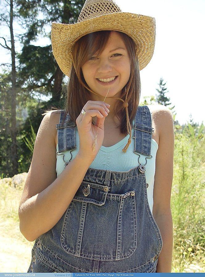 Bilder von teen hottie josie model getting hot on the farm
 #55679029