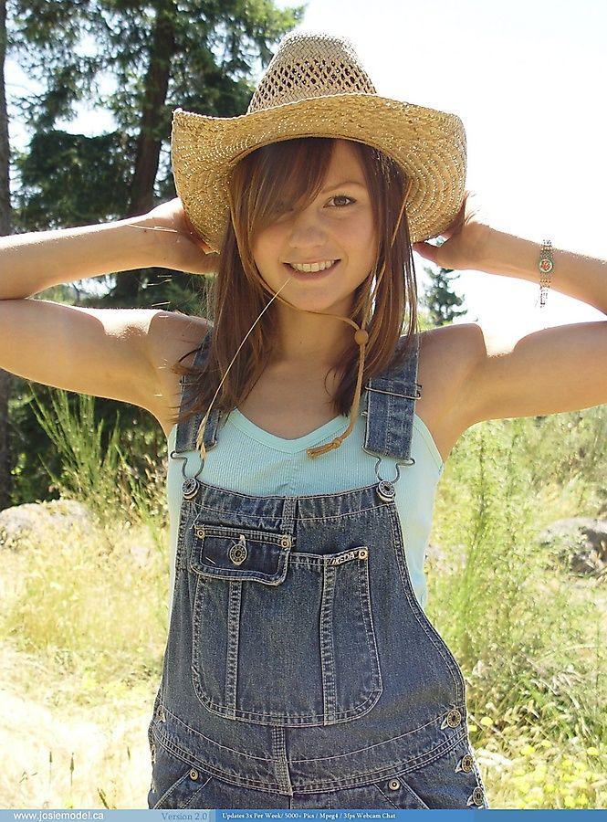 Bilder von teen hottie josie model getting hot on the farm
 #55679059