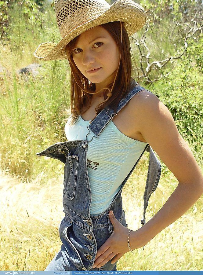 Bilder von teen hottie josie model getting hot on the farm
 #55679100
