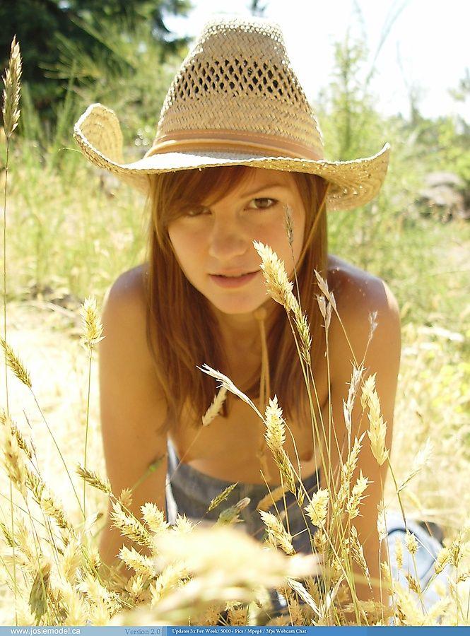 Bilder von teen hottie josie model getting hot on the farm
 #55679200