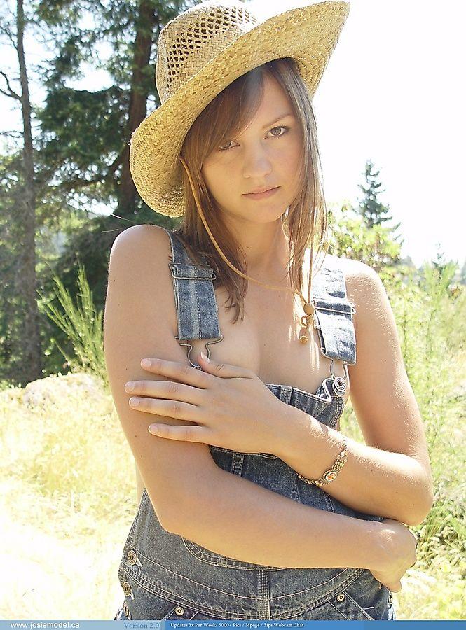 Bilder von teen hottie josie model getting hot on the farm
 #55679376