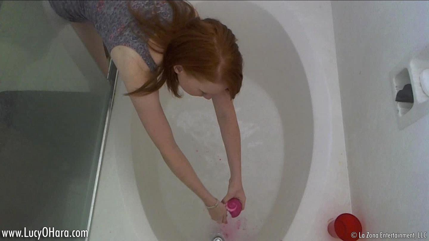 Lucy Ohara vous donne une vue d'ensemble de son bain moussant.
 #59121245